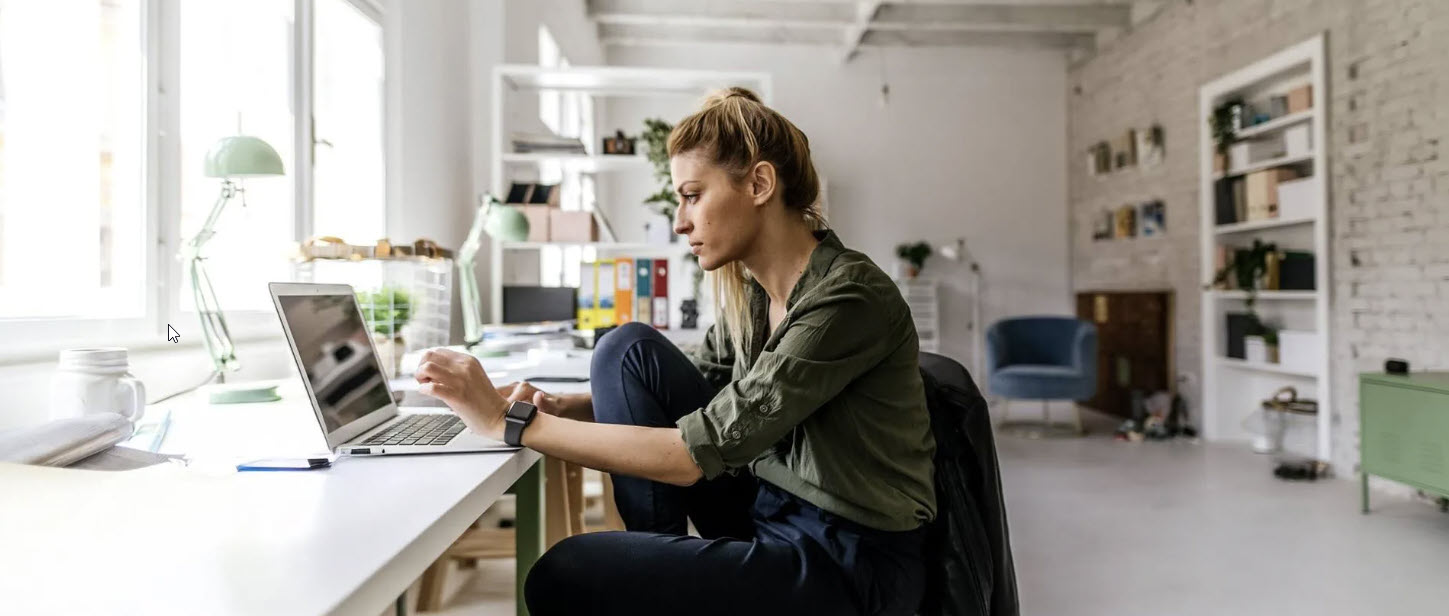 Femme assise à un bureau