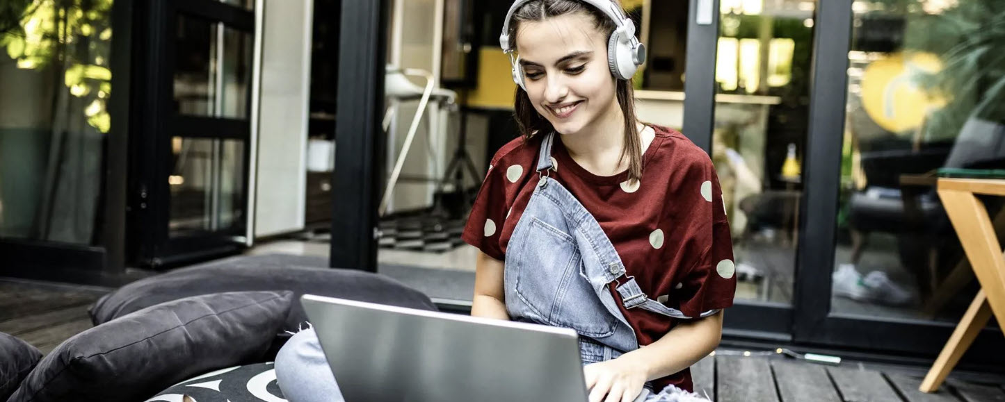 Jeune fille qui écoute de la musique