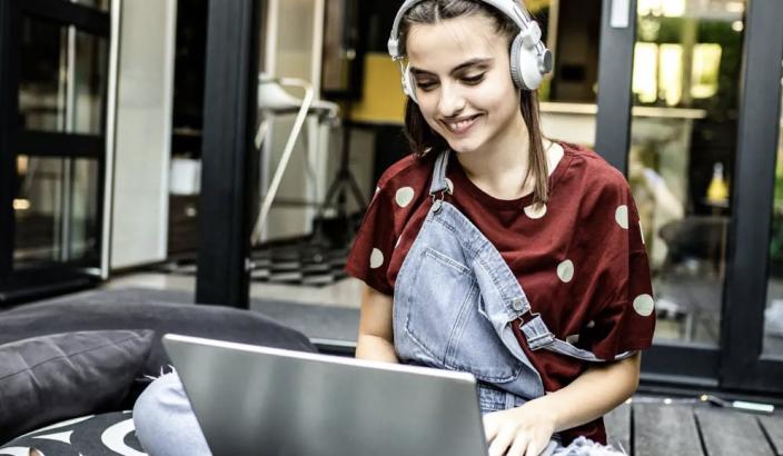 Jeune fille qui écoute de la musique