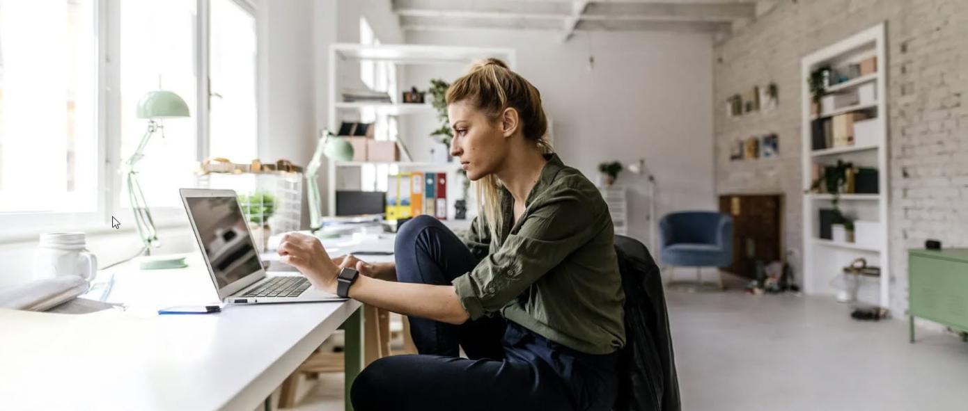 Femme assise à un bureau